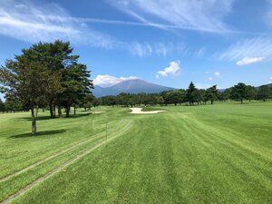 NEC72🏌️
ゴルフ大好きスタッフからのブログです✨
突然ですが、先週軽井沢に行ってきました。
夏ということもあり、避暑地を期待していたのですが期待は淡く散って相変わらずの酷暑でした。
軽井沢に行ったのはNEC72という女子プロの大会があったからです。
今回の大会は私自身も大会運営の一員として参加させていただき、プロ選手のラウンドをキャディという誰よりも近くで見ることができたため、選手の考え方など勉強になることが多いように感じました。
特にプロ選手の凄さとして実感したことが距離感の正確さと決